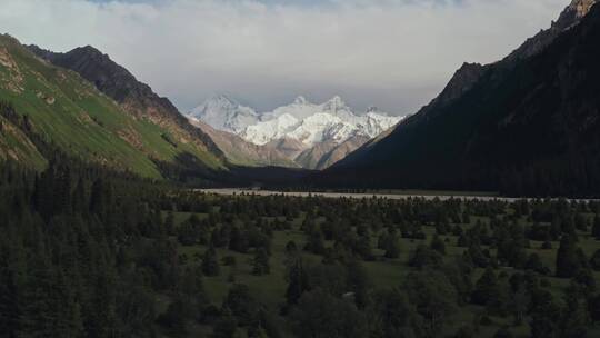 中国新疆伊犁夏特古道风景