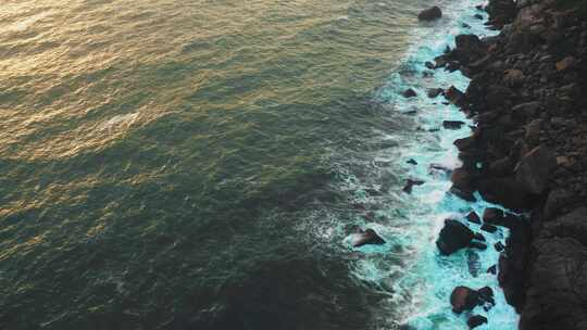 金光粼粼的礁石海面航拍
