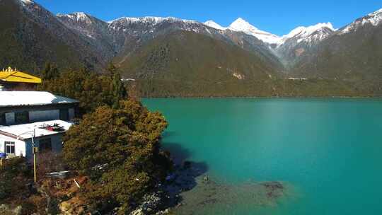 航拍西藏林芝巴松措景区雪山森林湖泊风光