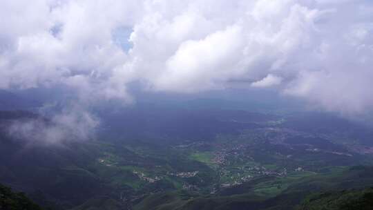 森林云海山峰云雾缭绕雨后树林山林山脉风景