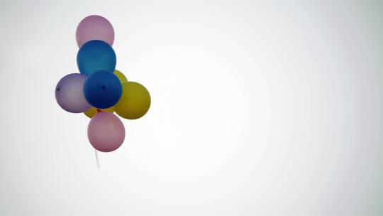 天空飘着的彩色气球视频素材模板下载