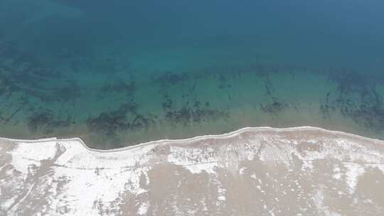 新疆冬日无人机航拍赛里木湖清澈湖岸视频素材模板下载