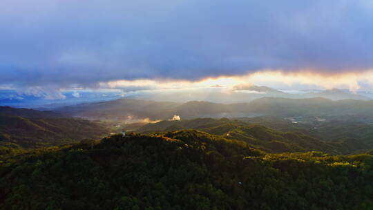 夕阳透过云层打在山川大地上