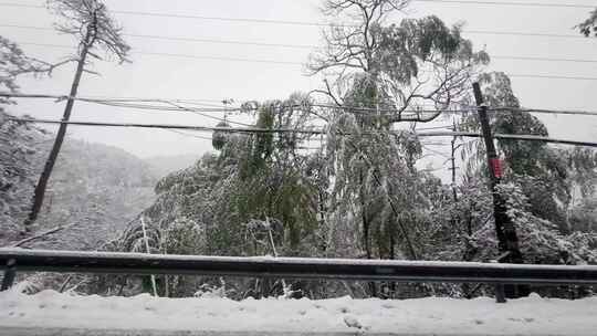 车窗外冬日雪景：回家过年氛围