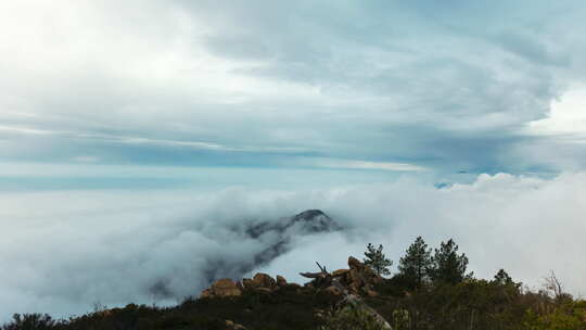 延时拍摄山顶的云和雾气视频素材模板下载