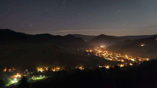 乡村的夜间交通星星移动的浪漫夜晚