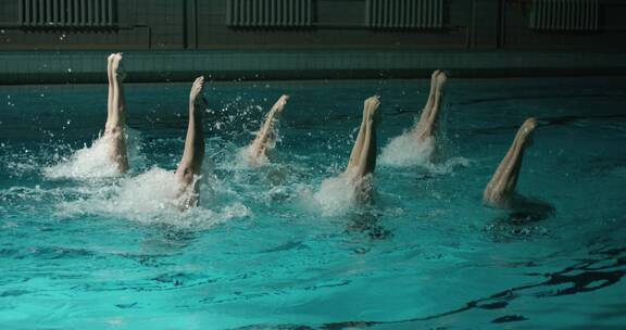 运动员们在花式游泳