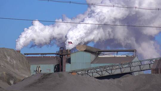 钢铁厂向空气中喷出浓烟视频素材模板下载