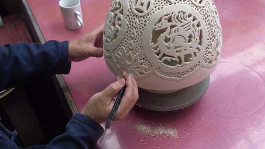 陶瓷刻花玲珑工匠雕刻陶瓷工艺品