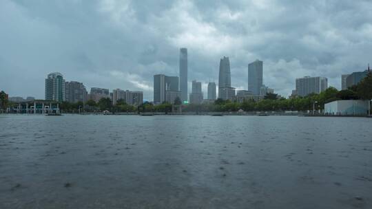 暴风雨中的东莞第一个吗民盈国贸风景