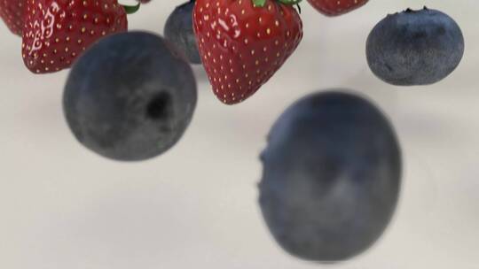草莓蓝莓落入牛奶中的慢镜头