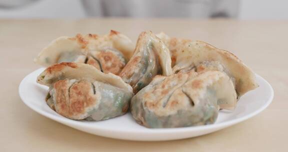 筷子炒饺子小笼蒸包煎包煎饺