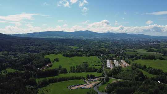 从Jablonec nad Nisou俯瞰Liberec市，著名的背靠背信号发射器