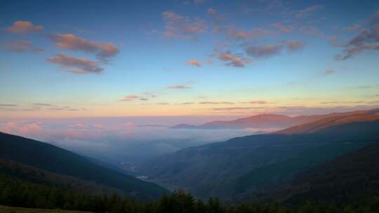 清晨云海日出云层山顶山林山峰云雾缭绕风景