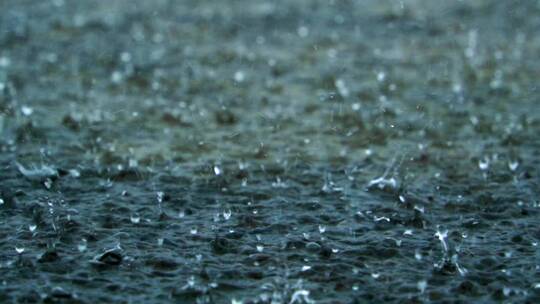 实拍大雨雨滴升格素材