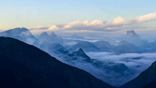 峰峦叠嶂 云影若隐 壮丽梦幻瞬间