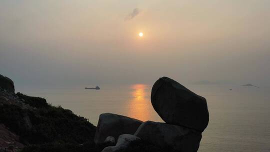 雾霾海边太阳升素材