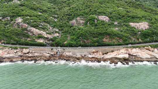 海边唯美公路大海海浪礁石航拍