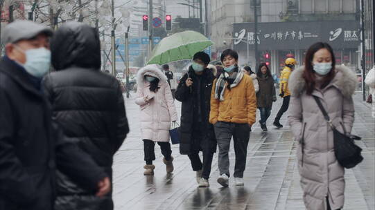 下雪的成都街头行人慢镜头带口罩