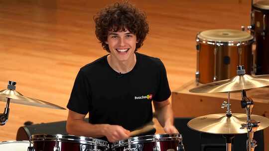 男子演奏架子鼓素材