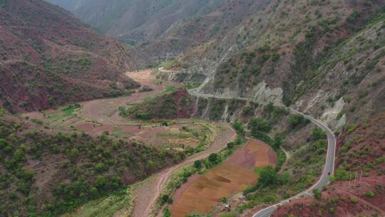 云南楚雄州双柏县山谷农田自驾旅行公路风光