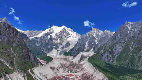 航拍四川南门关沟红石滩嘉子峰鹊巴峰群山