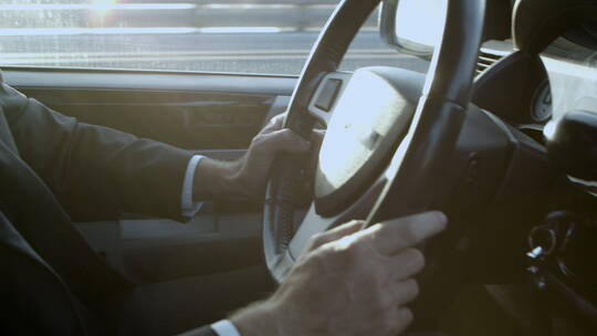 驾驶员手放在方向盘上的特写视频素材模板下载