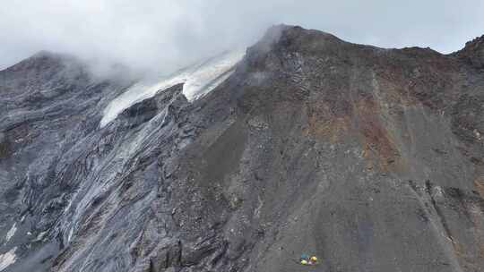 航拍攀登岷山山脉雪宝顶雪山的登山者C1营地