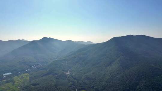 4k航拍清晨日出群山青山万重山平流雾云海