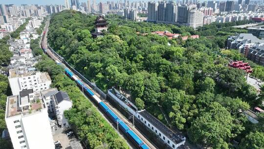 武汉城市列车航拍城市火车行驶城市铁路交通