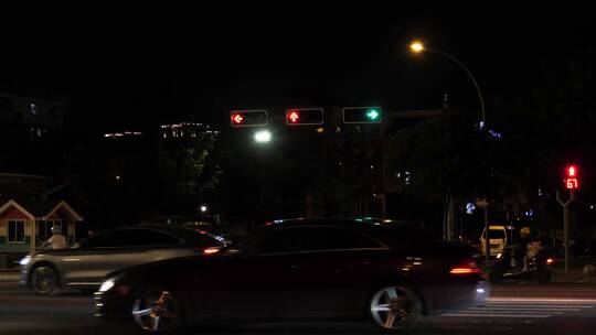 220719夜晚马路高楼红绿灯实拍视频 (18)