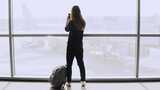 女子站在机场窗口 用手机拍照高清在线视频素材下载