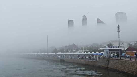 云雾中的青岛海边城市