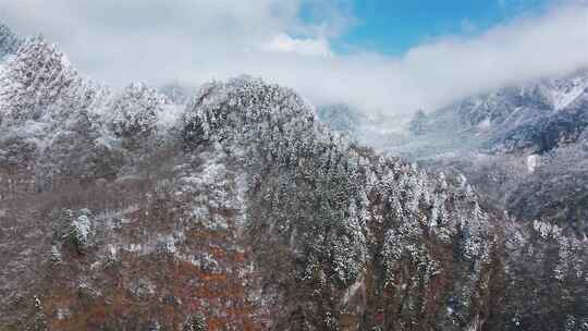 峡谷地貌雪景