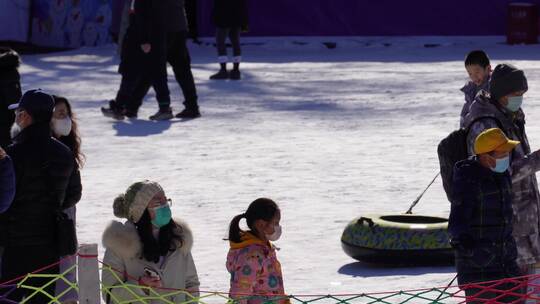 紫竹院冰雪滑梯雪地飞碟雪圈亲自游乐视频素材模板下载