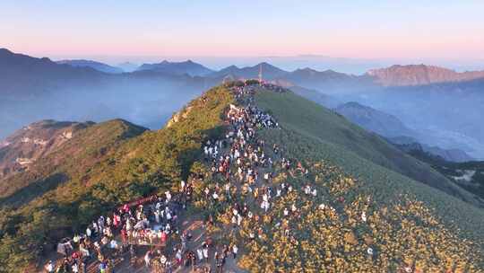 山顶人群观赏日出场景 太子尖日出