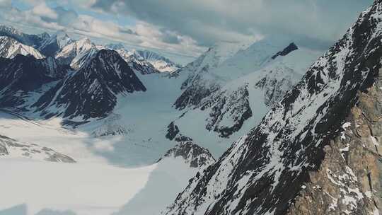 无人机拍摄白雪覆盖的山脉