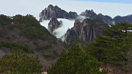 黄山云海缭绕的山峦景色