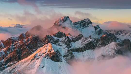 朝霞云雾中巍峨的雪山仙境