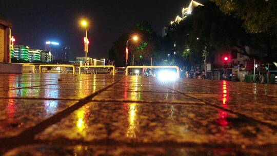 雨夜城市交通车流人流
