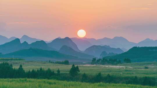 太阳在群山之后落下的延时摄影-广西柳州