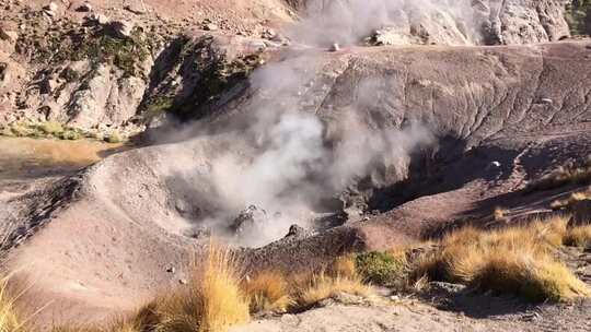 泥火山的沸腾泥浆