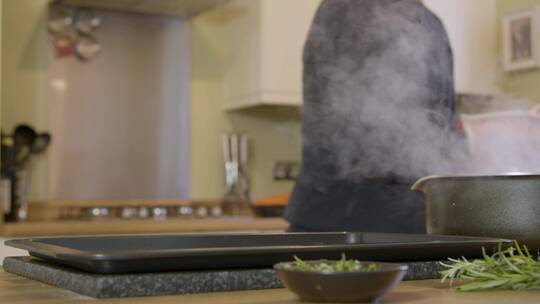 厨房里烹饪的男人视频素材模板下载