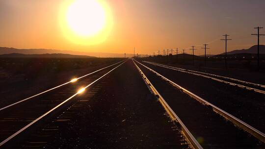 夕阳的微光照落在铁轨上的照片