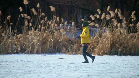 结冰湖面上跑步的女人 芦苇草丛 冰天雪地