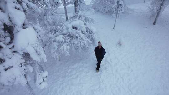 芬兰北极圈拉普兰白雪皑皑的冬季仙境中，女