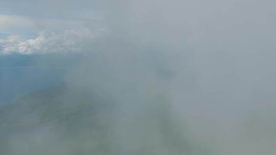 热带山地与云在Camiguin菲律宾