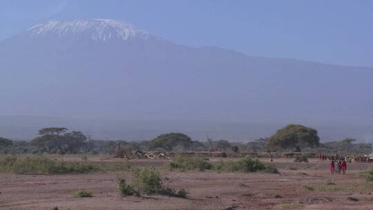 马赛战士走在坦桑尼亚东非乞力马扎罗山前视频素材模板下载