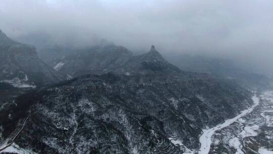 雪后山景