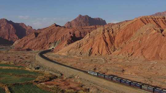 航拍经典火车过红山大峡谷隧道渐远